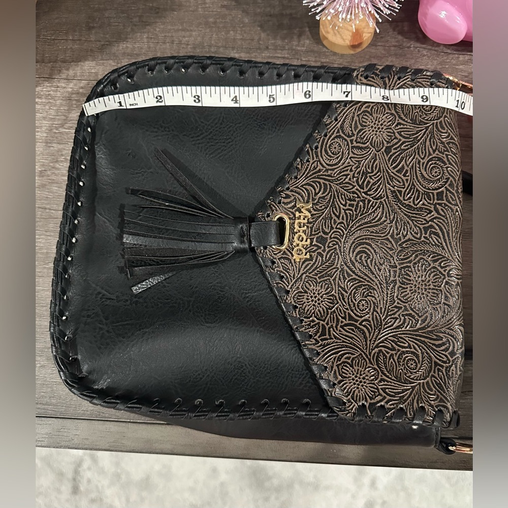 MUDD Western bag black w/tan with fringed snap closure, gold hardware, crossbody - Picture 4 of 6